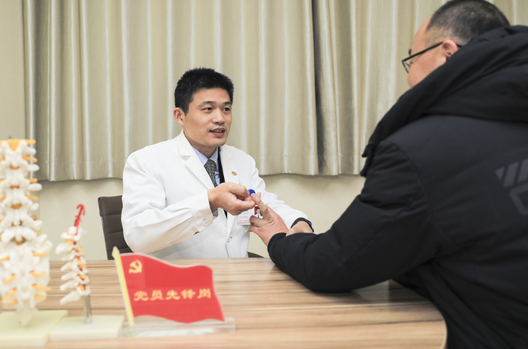 阳光融和医院脊柱外科 疫情期间的两面锦旗与温暖陪伴