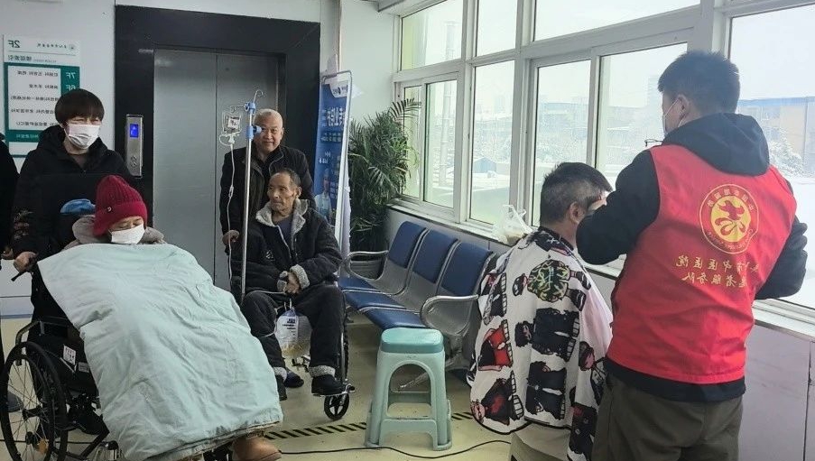 雷锋精神在病房 阜阳市中医医院开展特色陪护志愿服务温暖病患